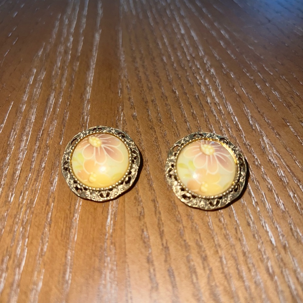 Vintage Gold Floral Clip On Earrings - Picture 5 of 6